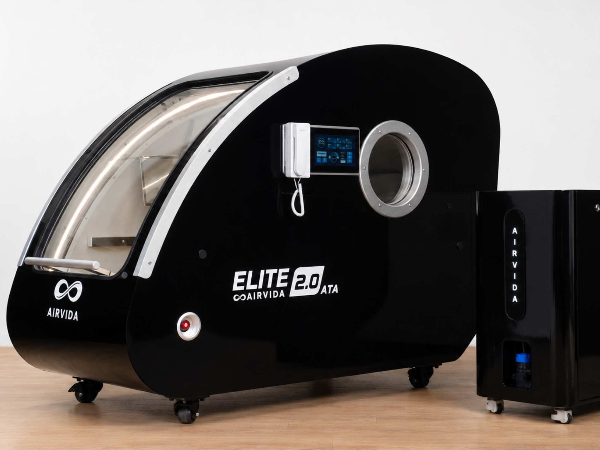 Airvida Elite 2.0 ATA seated hyperbaric oxygen chamber with oxygen concentrator, featuring a sleek black design for wellness and recovery.