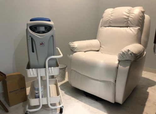 Airvida Hydrogen Inhalation Machine H2JI1 next to the white reclining chair