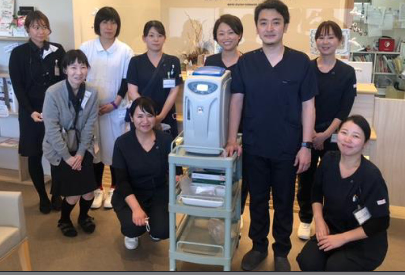 A group of medical professionals with the Airvida Hydrogen Inhalation Machine H2JI1 in their clinic