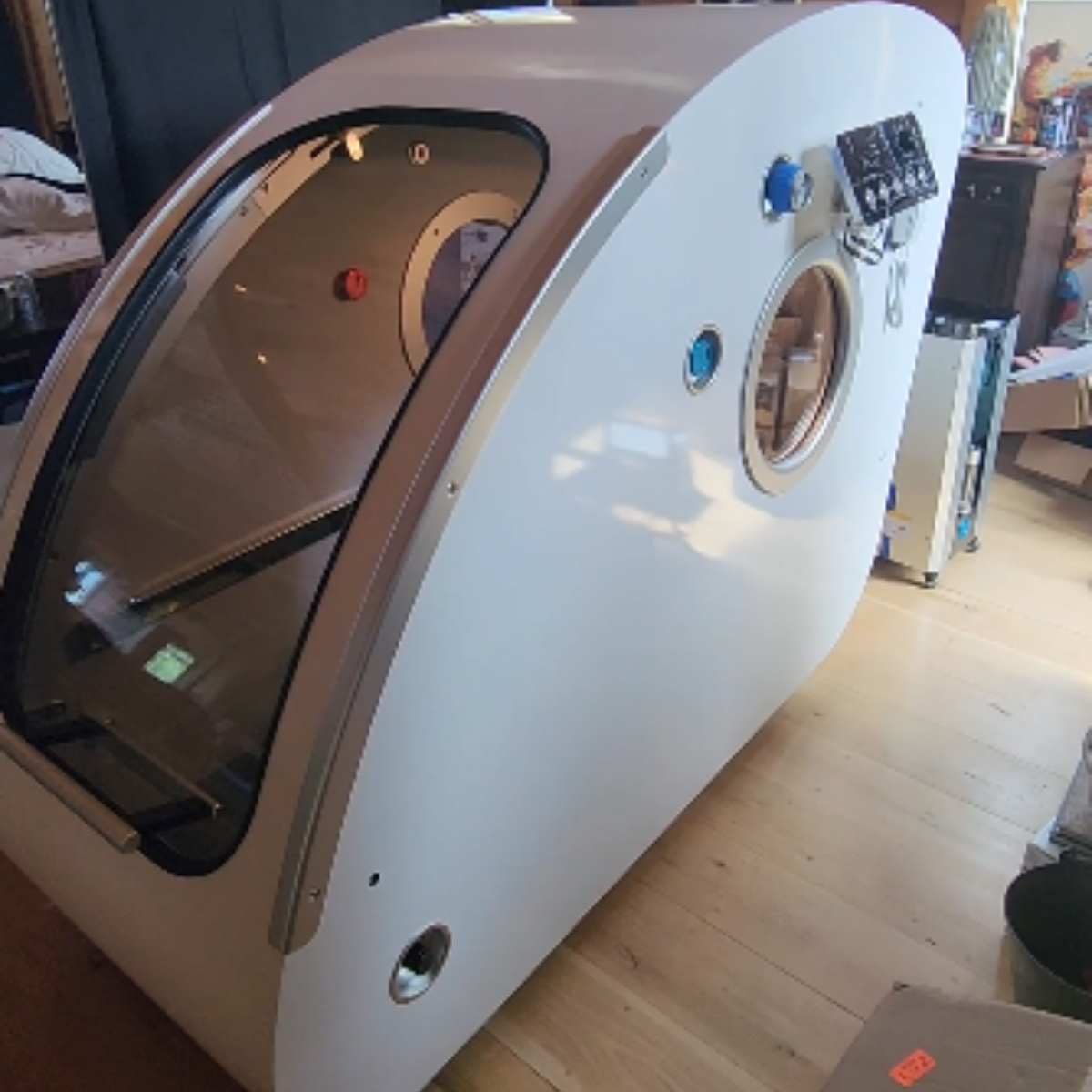 White Airvida Elite 2.0 ATA hyperbaric oxygen chamber with side control panel