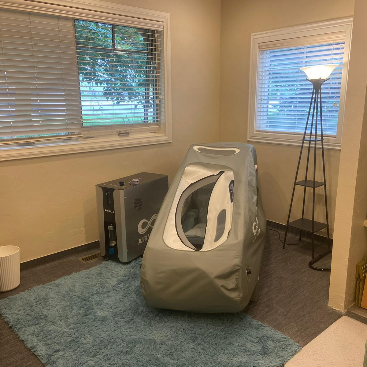 Airvida portable sitting hyperbaric chamber with oxygen concentrator