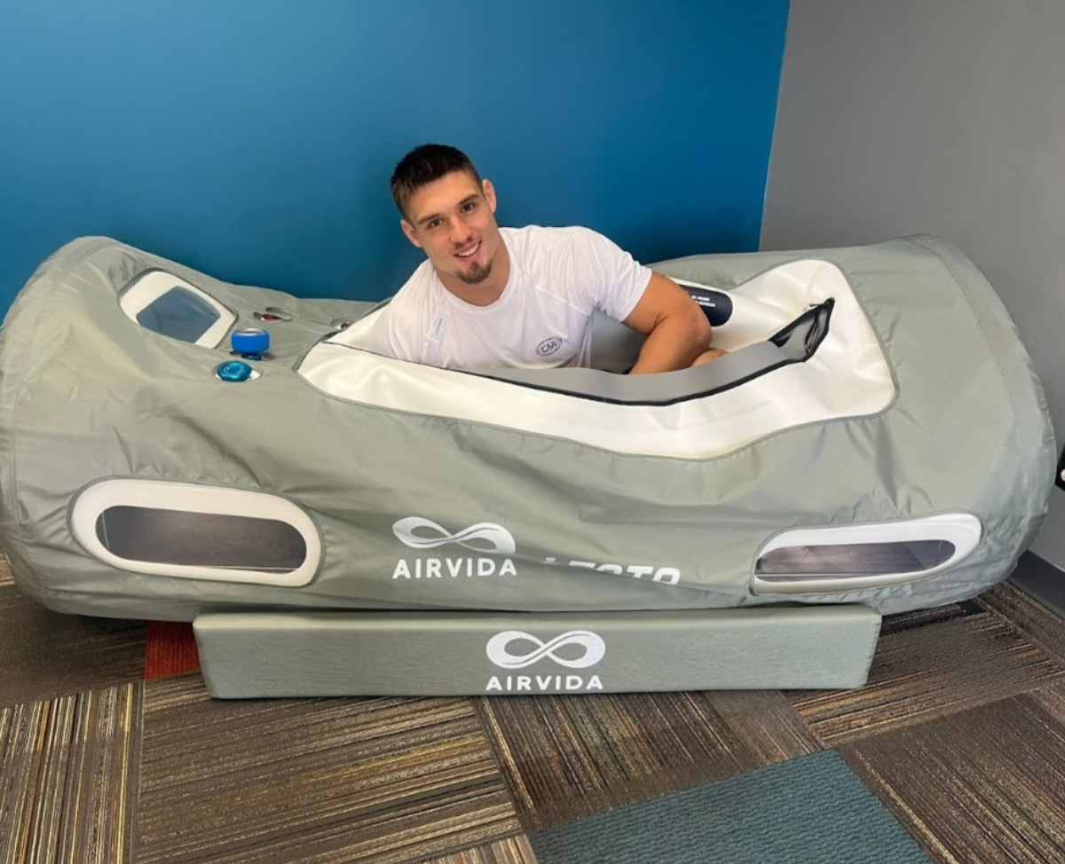 Airvida portable sitting hyperbaric chamber for wellness and recovery