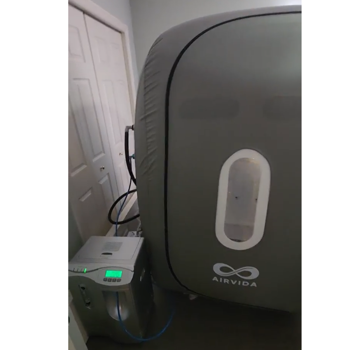 Airvida upright soft hyperbaric chamber with oxygen concentrator