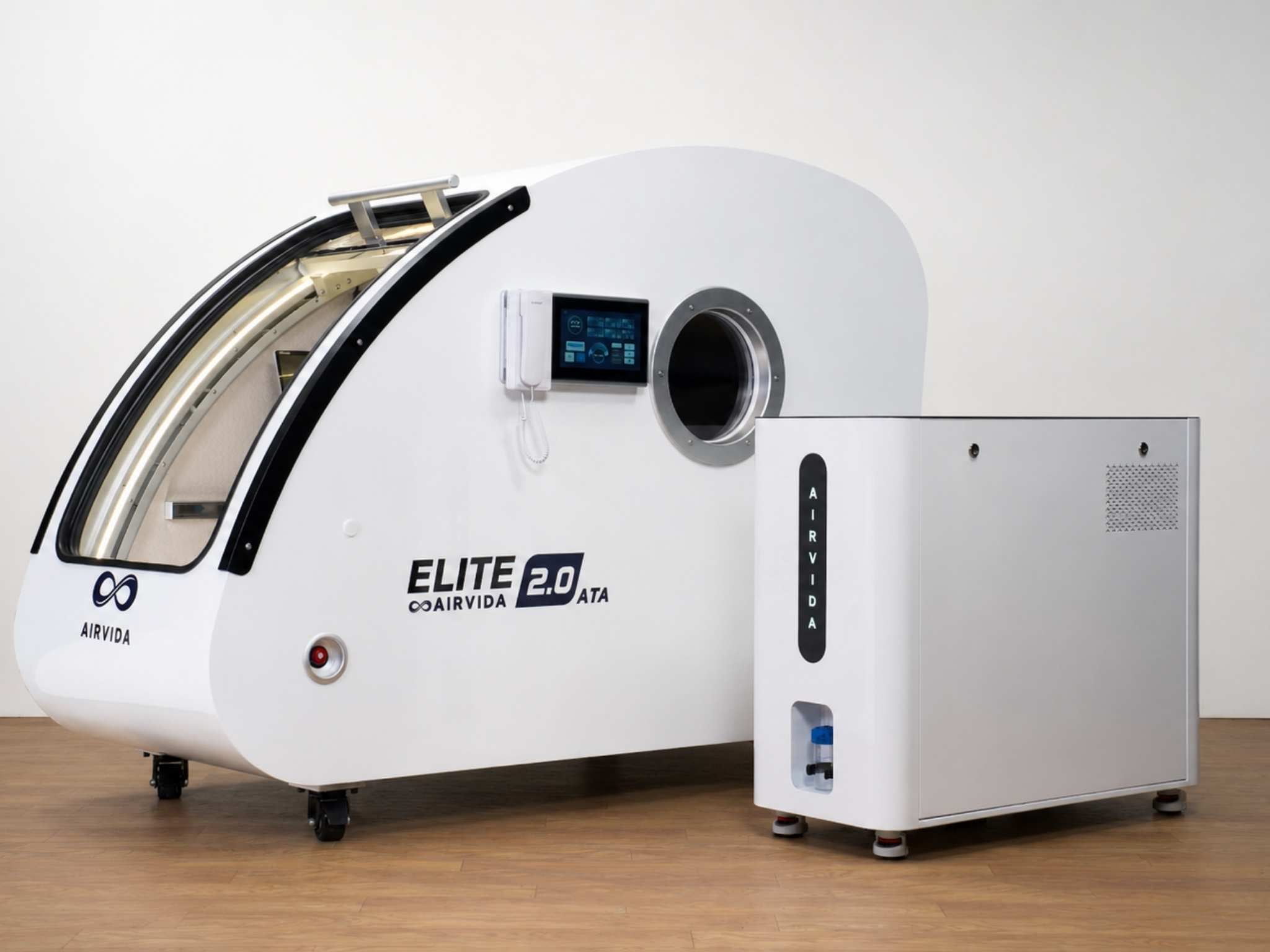Airvida Elite 2.0 ATA seated hyperbaric oxygen chamber with oxygen concentrator, featuring a modern white design for wellness and recovery.