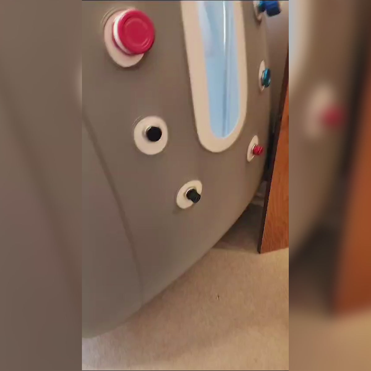 Airvida Chair Pro 1.4 ATA Hyperbaric Chamber control panel and window view